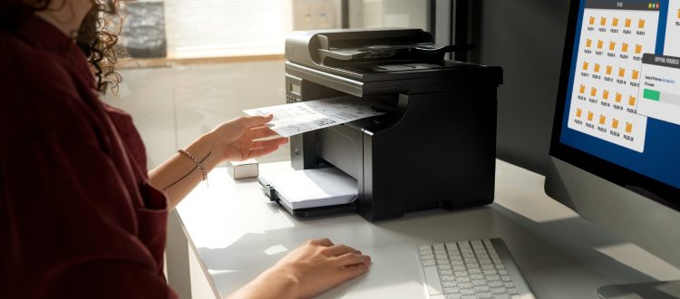 Entrepreneuse qui imprime des documents avec une imprimante HP hacker.