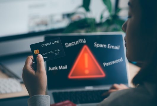 Femme qui perd ces données bancaire suite à un piratage d'imprimante.